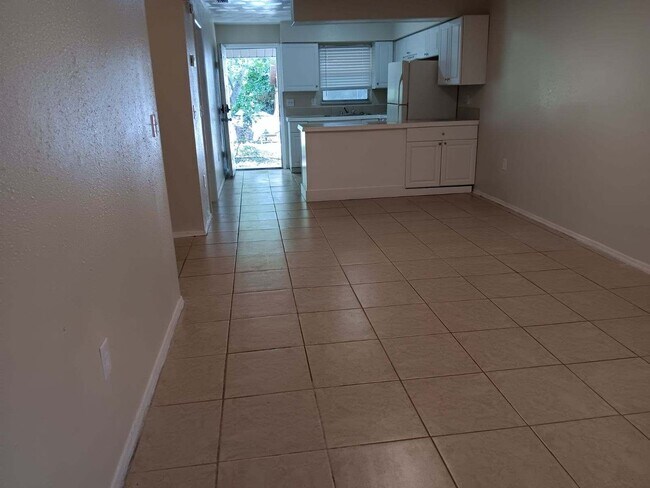 Foto del edificio - Open and airy 2 bedroom single story unit