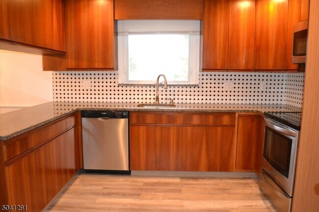 Foto del edificio - 3 Meadow Dr