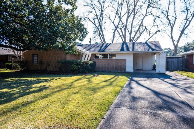 Building Photo - UPDATED 3 bed 1.5 bath!