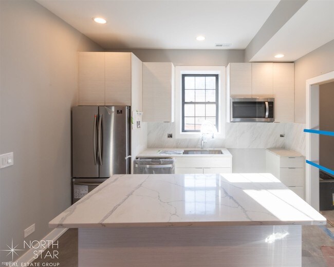 Building Photo - 1 br, 1 bath Apartment - 2008 W Armitage Ave