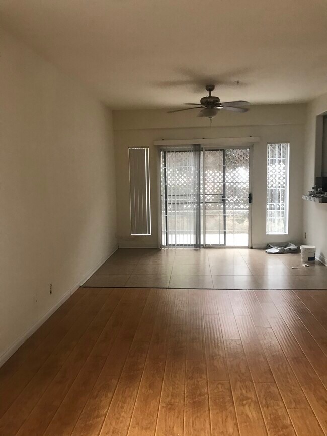 Living Room - 11035 Moorpark St