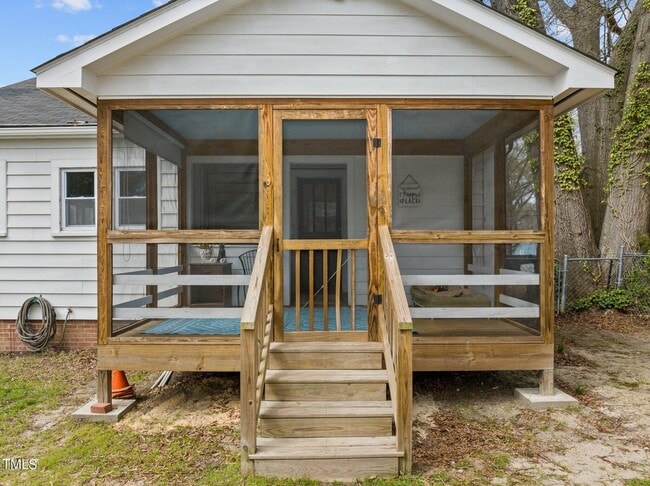 Building Photo - 907 Arnette Ave