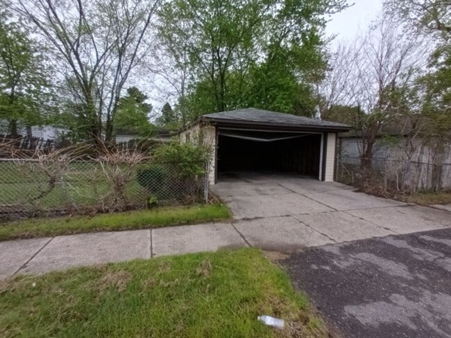 Building Photo - 3 bedroom 1 Bath Bungalow - Now Available!