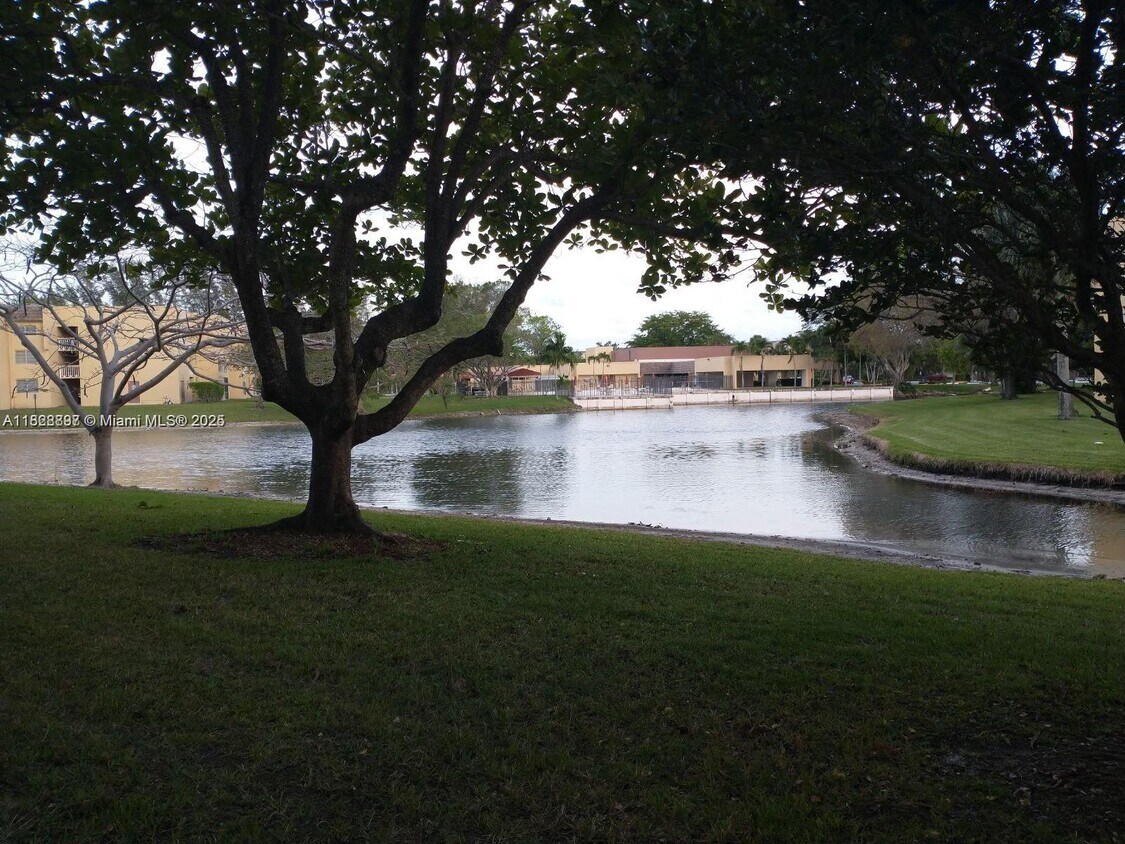 Foto principal - 5860 NW 64th Ave