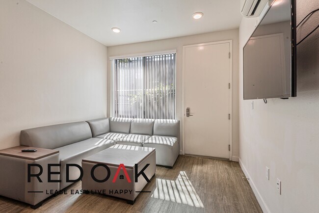 Foto del edificio - ~2 Months FREE~ Excellent Three Bedroom Fe...