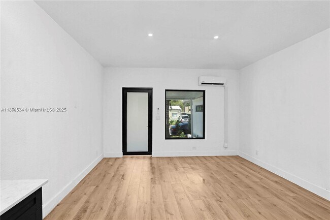 Foto del edificio - 7801 Byron Ave