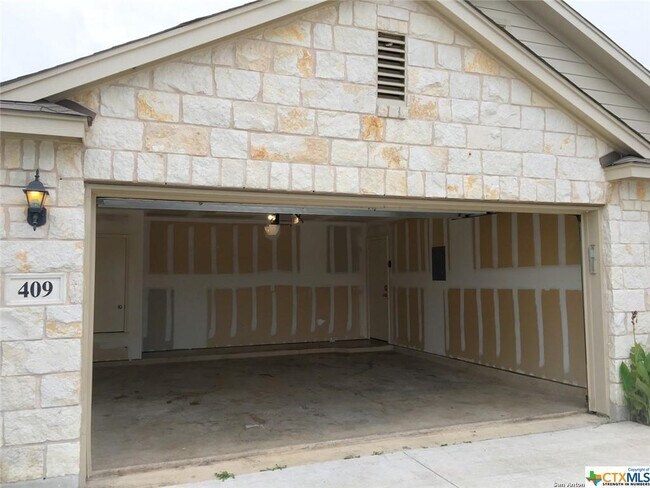 Building Photo - 409 Teron Dr