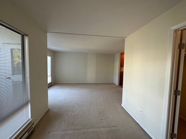 Building Photo - 8 Admiral Dr