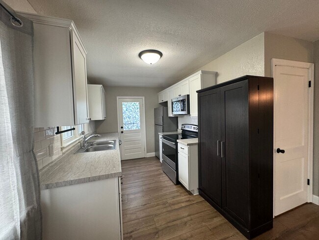 Building Photo - Well-maintained 2-bedroom, 1-bath house in...