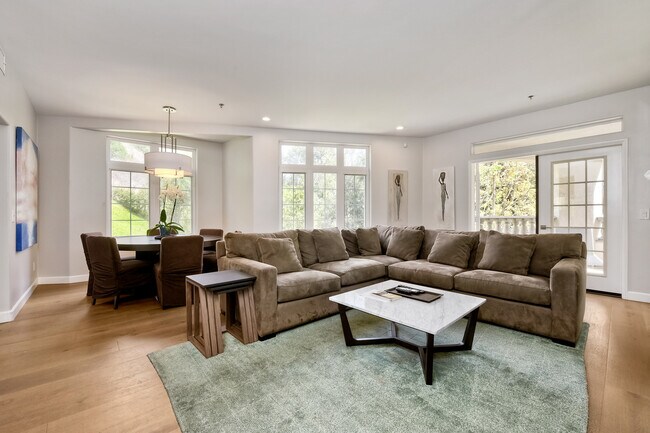 Building Photo - 2896 Torrey Pines Rd