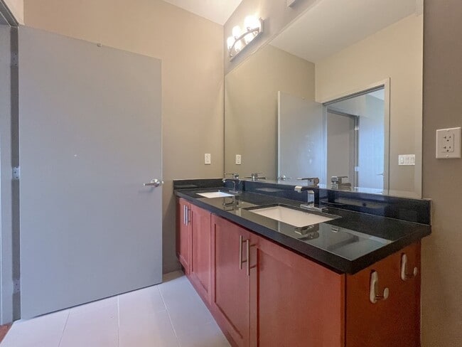Building Photo - 2Bd/2Ba Burien Condo