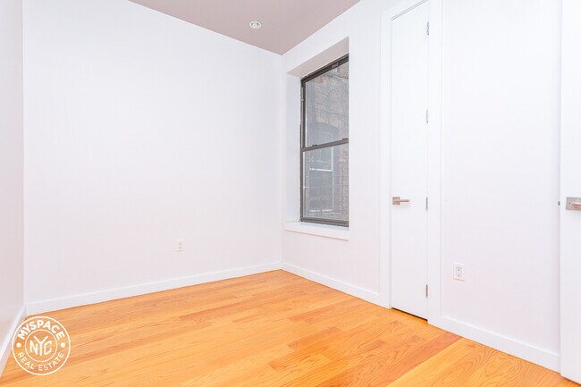 Foto del edificio - 662 Park Pl
