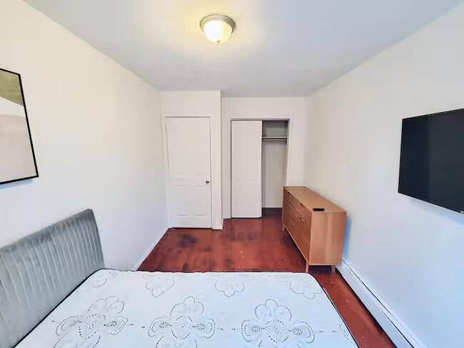 Building Photo - Furnished room/NOT APARTMENT