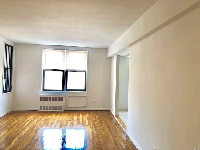 Building Photo - 152-72 Melbourne Ave