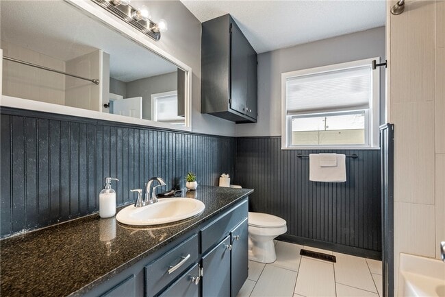 Building Photo - 110 SE 13th St