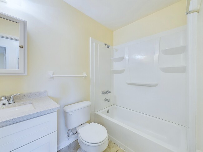 Building Photo - 5095 Yacht Harbor Cir