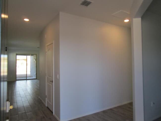 Building Photo - 8015 S Golden Bell Dr