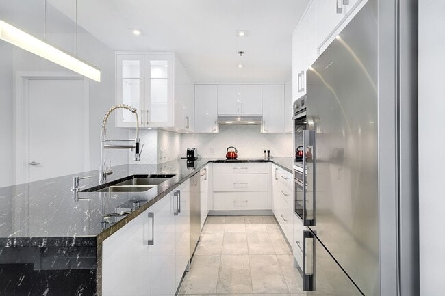 Building Photo - 905 Av. Plymouth