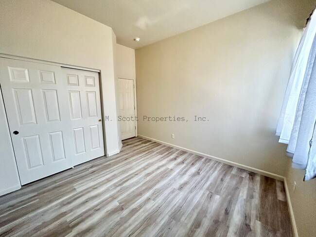 Building Photo - 221 Bobcat Dr