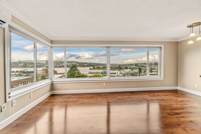 Foto del edificio - 1 Bedroom 1 Bathroom Eastlake Condo W/ Stunning Views
