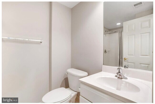 Building Photo - 213 Oak Knoll Ter