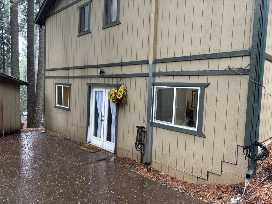 Foto principal - Beautiful, fully remodeled and furnished 1600+sf apartment ready to go!