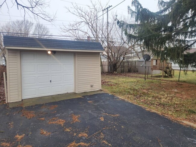 Building Photo - Charming 3-Bedroom Property in Prime Location