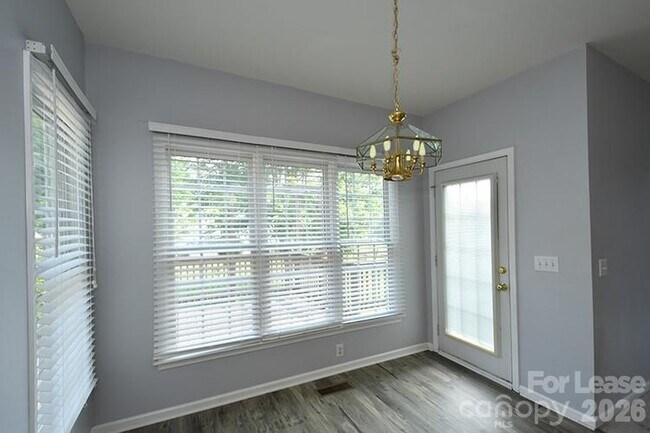 Foto del edificio - 10402 Friarsgate Rd