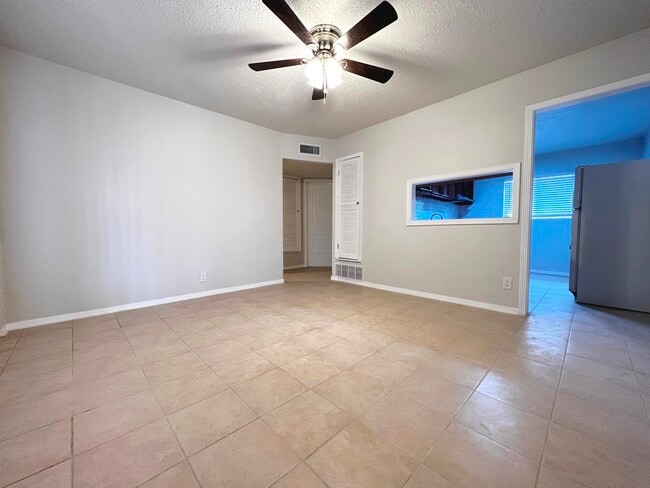 Building Photo - 647 Soya Dr