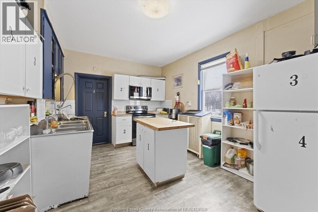 Building Photo - 3060 Sandwich St.