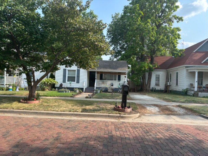Primary Photo - 129 W Ellsworth Ave