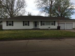 Building Photo - 2913 W Longview Dr