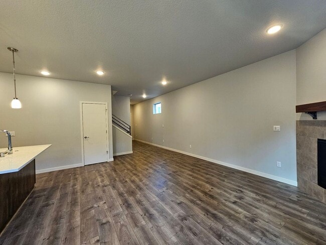 Building Photo - Newer Gorgeous 4 bedroom 2.5 bathroom 2 ca...