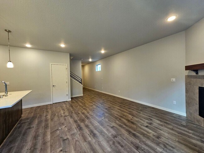 Foto del edificio - Newer Gorgeous 4 bedroom 2.5 bathroom 2 ca...