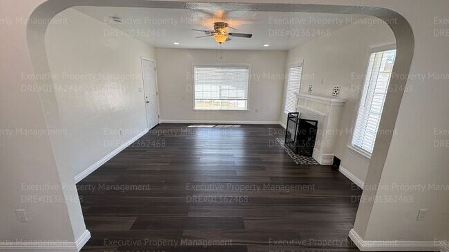 Foto del edificio - 2 bedroom 1 bathroom house located in the 93307 zipcode near E Brundage Ln/ Madison St