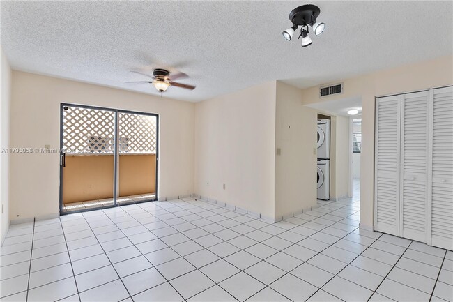 Foto del edificio - 7915 Harding Ave