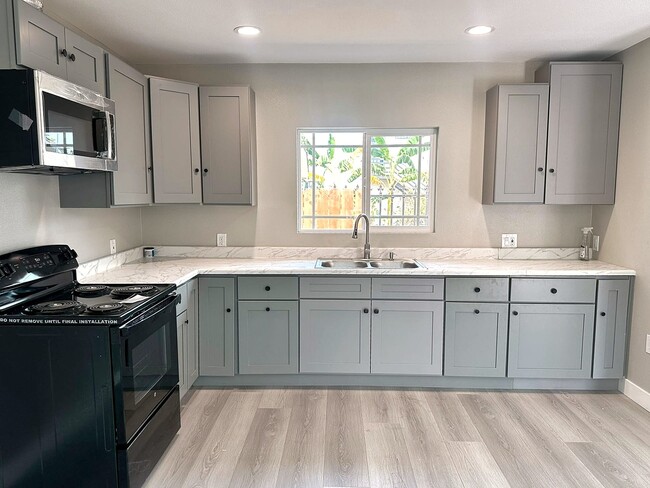 Building Photo - 2321 Locust Ave