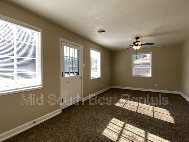 Foto del edificio - 1783 N Graham St