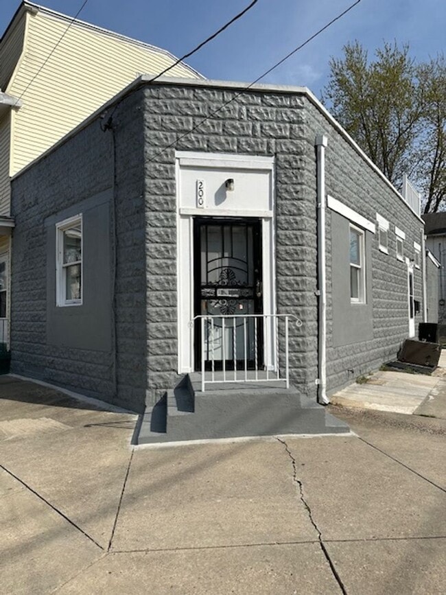 Building Photo - Newly Renovated 1/2 Bedroom 1 Bath Rental