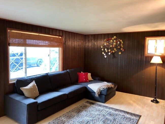 Sala de estar - 2089 Louisa Ave