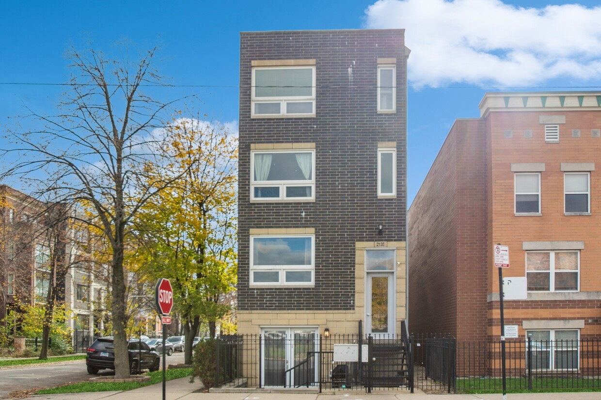 Primary Photo - 2135 W Adams St