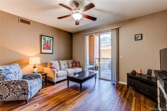 Foto del edificio - LOCATION LOCATION!! 2-bed 2-bath condo loc...