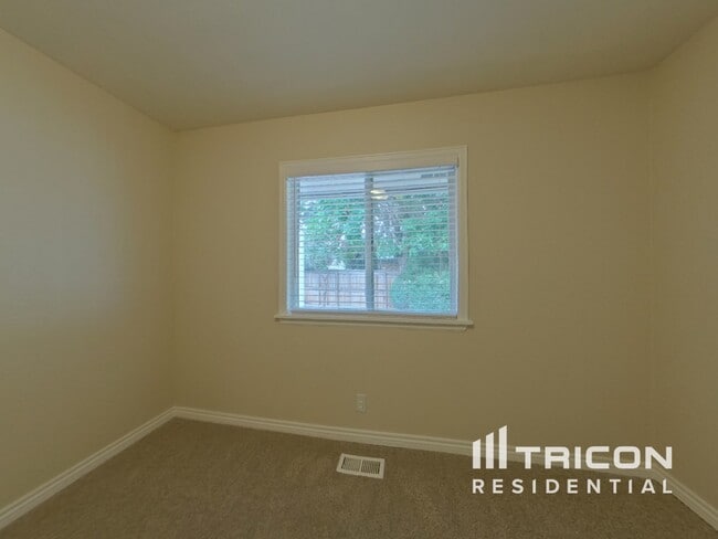 Building Photo - 2337 S Elm Dr
