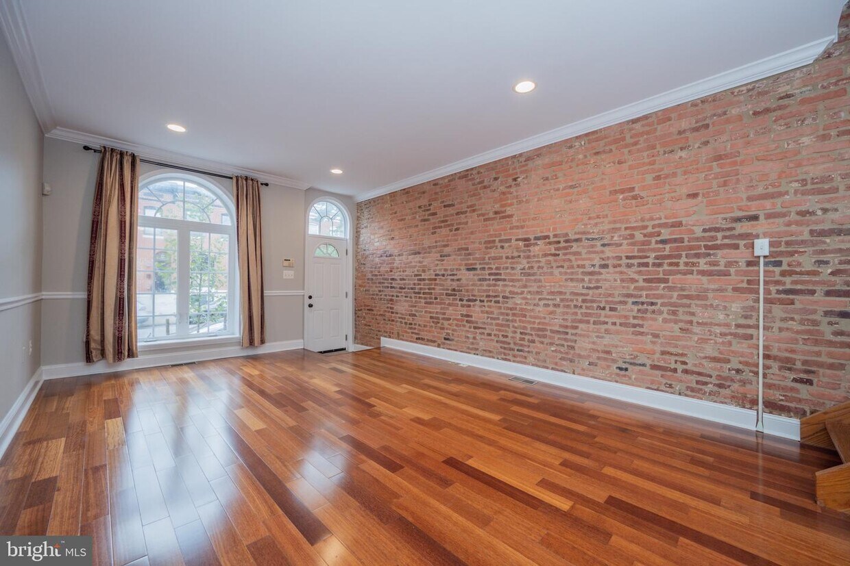 Primary Photo - 226 S East Ave