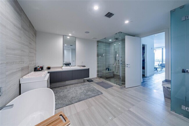 Foto del edificio - 3250 NE 188th St