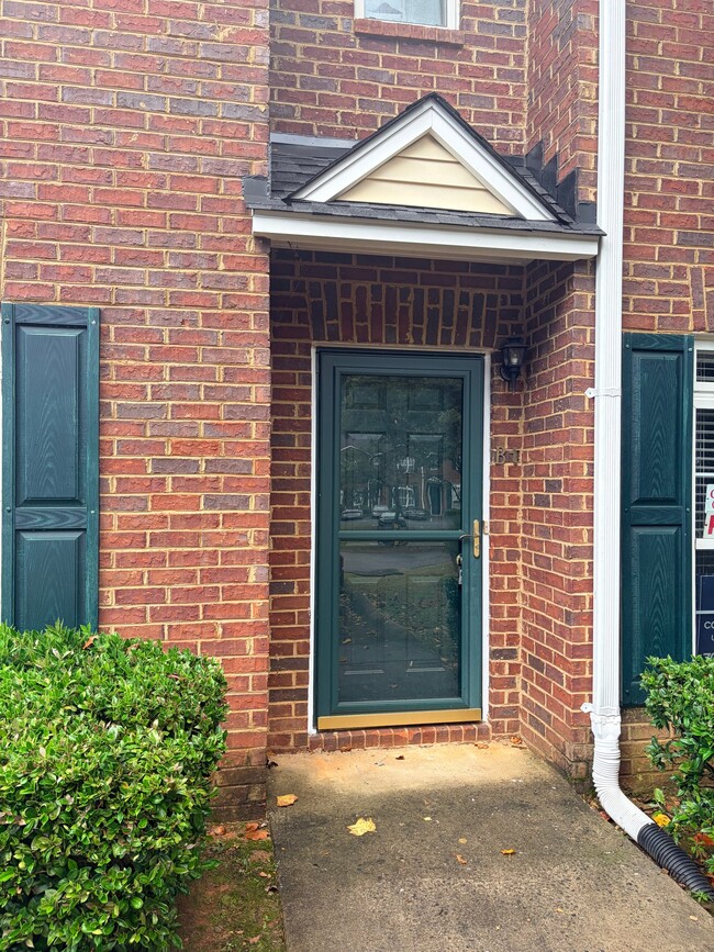 Building Photo - 637 Huntington Road