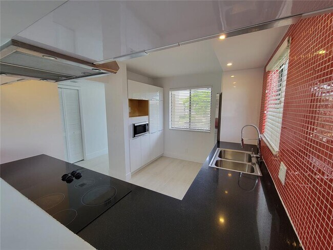 Foto del edificio - 330 Racquet Club Rd