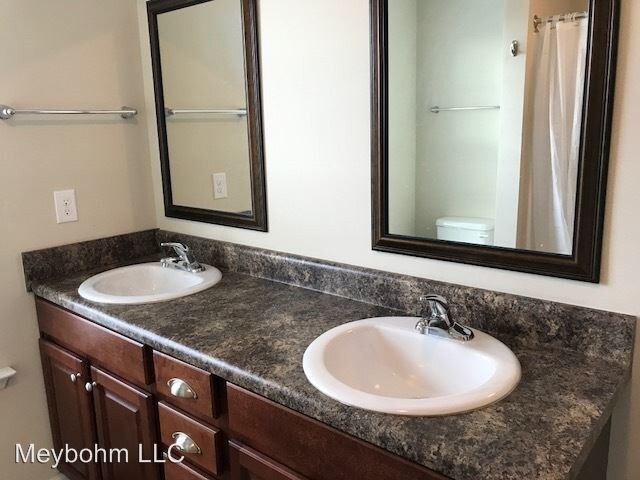 Building Photo - 4 br, 2.5 bath House - 1060 Rosland Circle