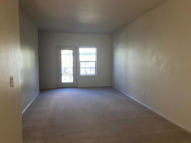 Building Photo - 2 Bedroom Townhouse ~ Close to Campus