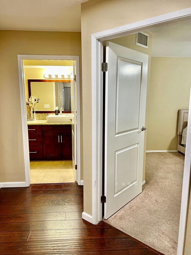 Foto del edificio - Centrally Located Roseville Condo